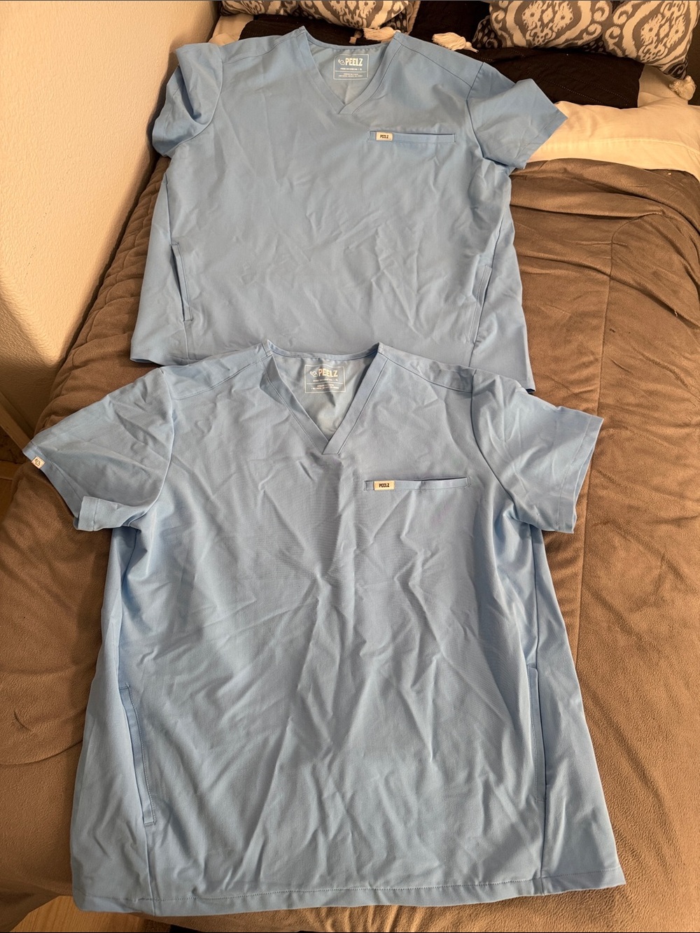 Peelz Peter Men's set of 2 Light Blue V-Neck Medical Scrub Top Sz XL